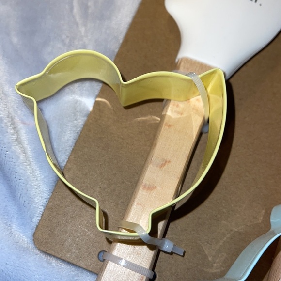 Rae Dunn Set Spatula/Cookie Cutter-Bunny/Chick - Picture 3 of 6